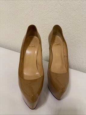 Christian Louboutin Tan Patent Leather Pointed Pumps 39 EU